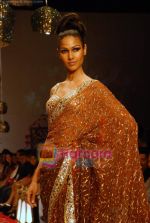 Model walk the ramp for Nivedita Saboo Show at The ABIL Pune Fashion Week Day 2 on 19th Nov 2010 (96).JPG